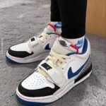 8839 Jordan Legacy 312 GS qulay sport, engil kiyinishga chidamli, oq va koʻk rangli past ustki bolalar basketbol poyabzali - 图片 4